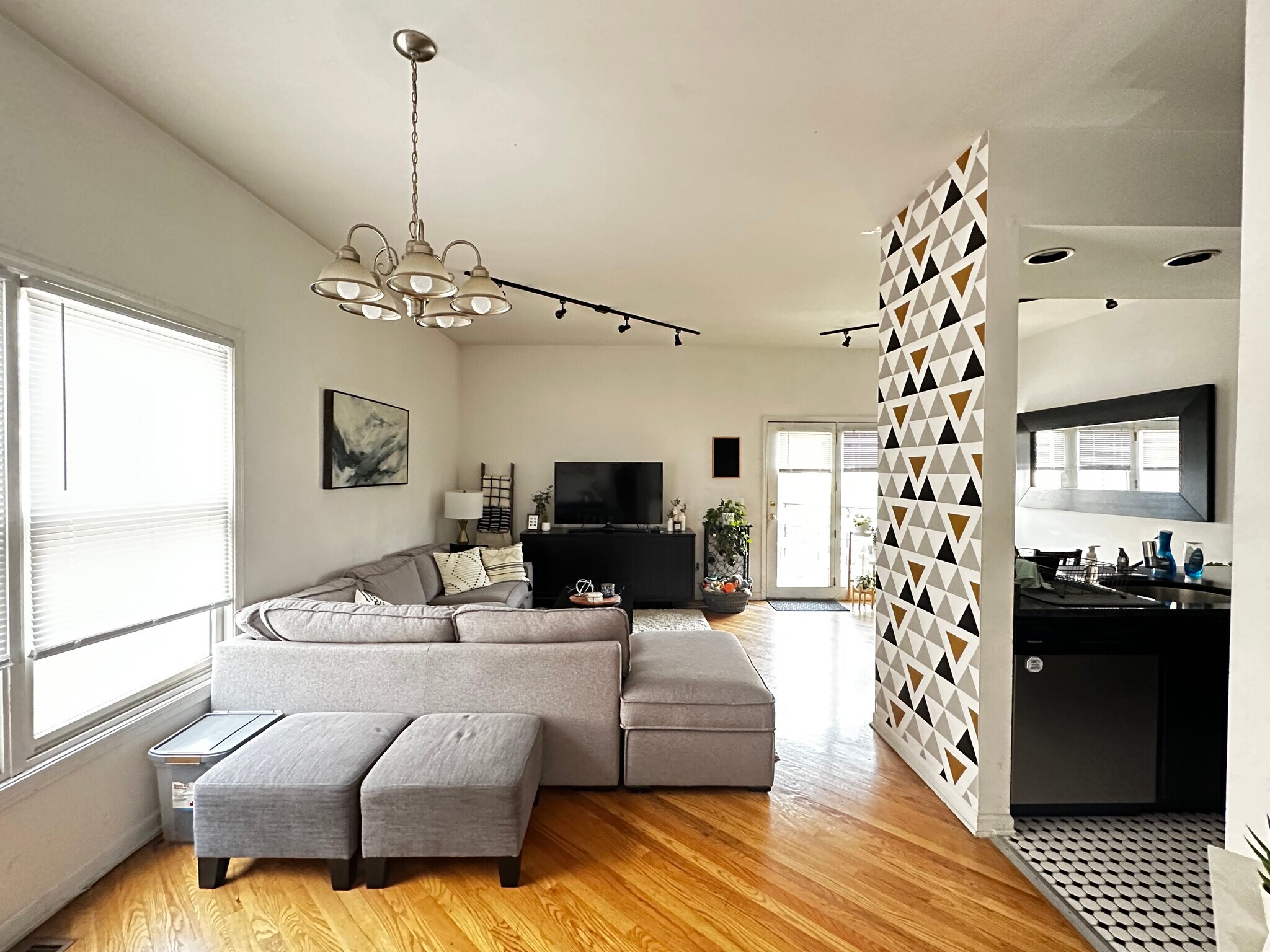 Building Photo - 2529 N Marshfield Ave