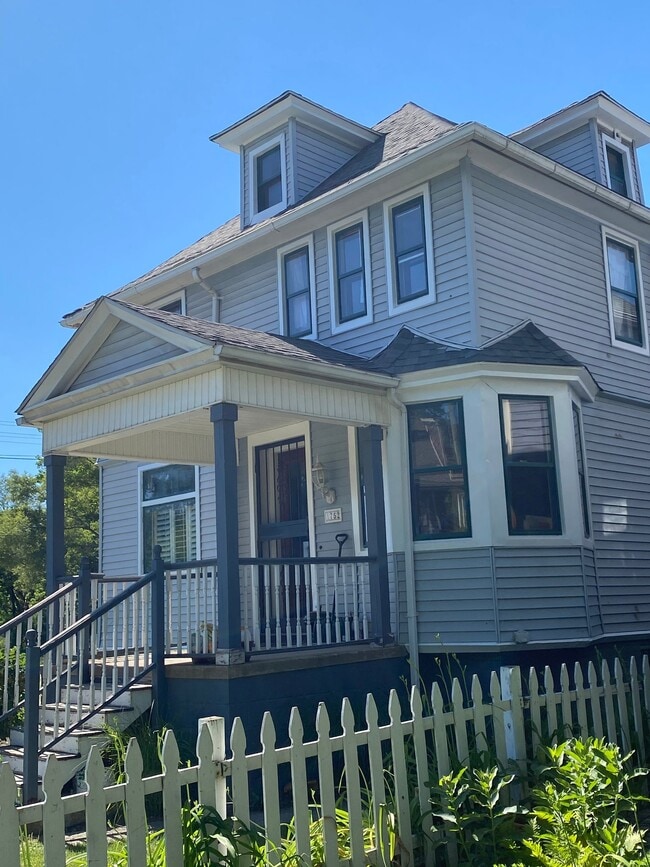 Building Photo - 1748 Calumet St
