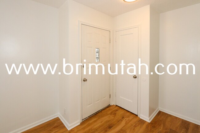 Building Photo - 1239 E Ridgedale Ln