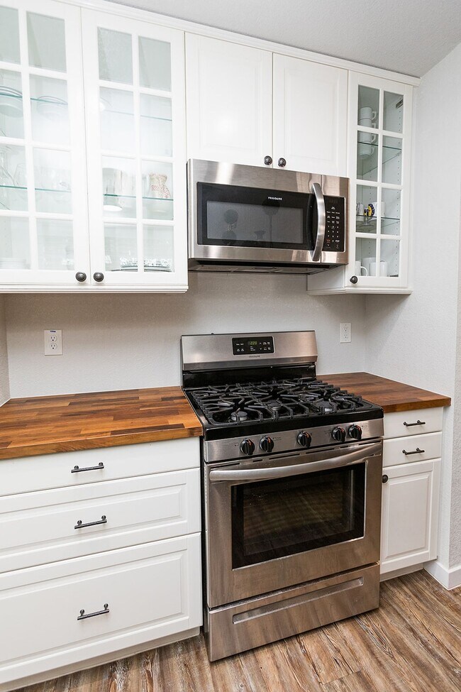 Building Photo - 1 Bed | 1 Bath -  Bungalow Style Unit