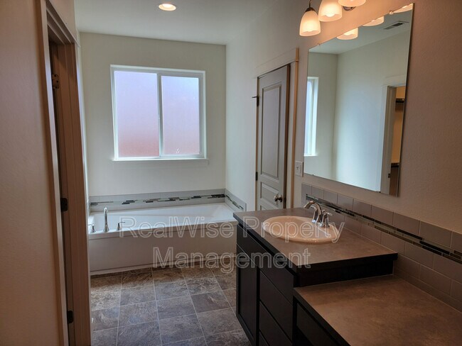 Building Photo - 2482 NW Glen Oak Ave