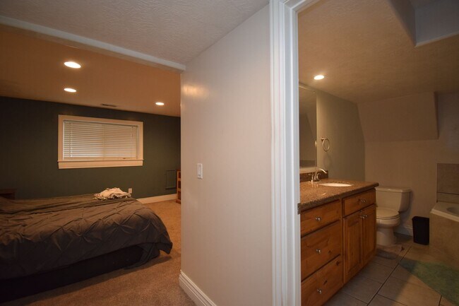 Building Photo - Charming West Jordan 4 Bed with Open Layout and Spacious Primary!!