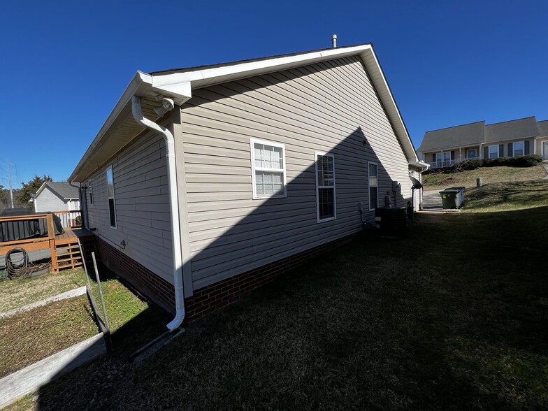 Building Photo - 1950 Cedar Ridge Ln