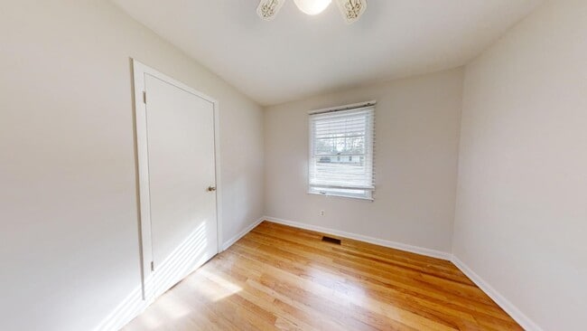 Building Photo - Cute one level home inside the Loop