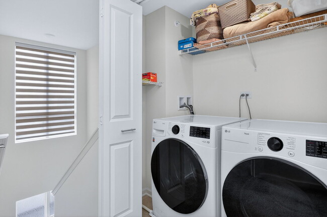 Building Photo - 2213 Venture Dr