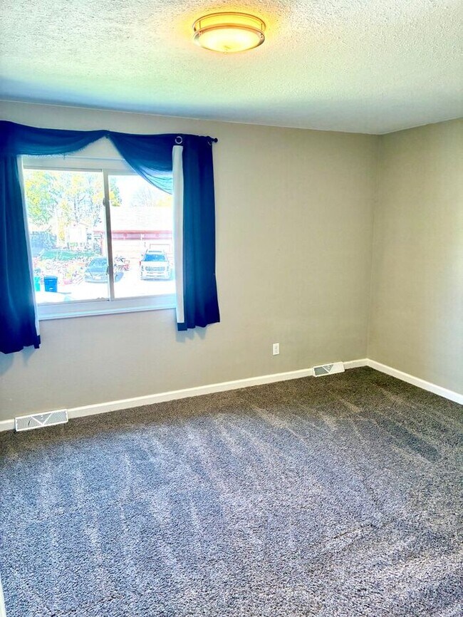 Building Photo - 3 Bedroom Home with Large Yard