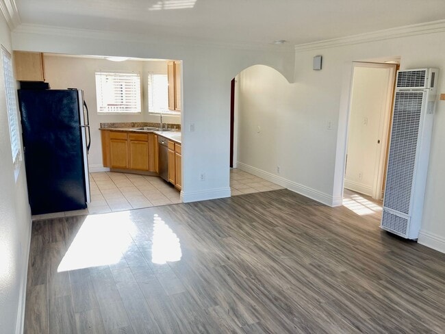 Building Photo - Upcoming!! 2 Bed/1 Bath Condo Apt.  Blocks...