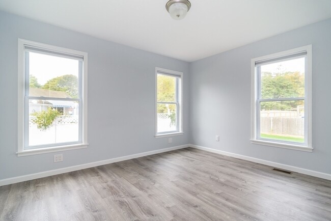 Building Photo - 280 Barlows Landing Rd