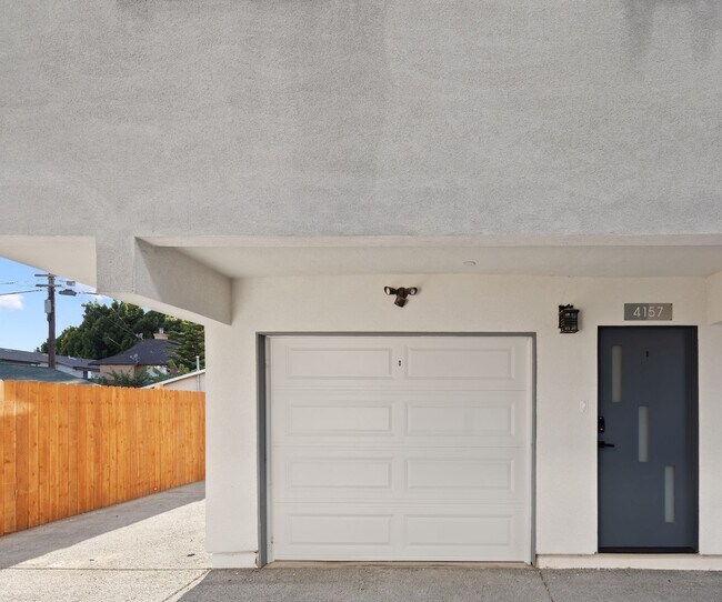 Building Photo - 4-Unit Townhome Community | Luxury Living Near DTLA