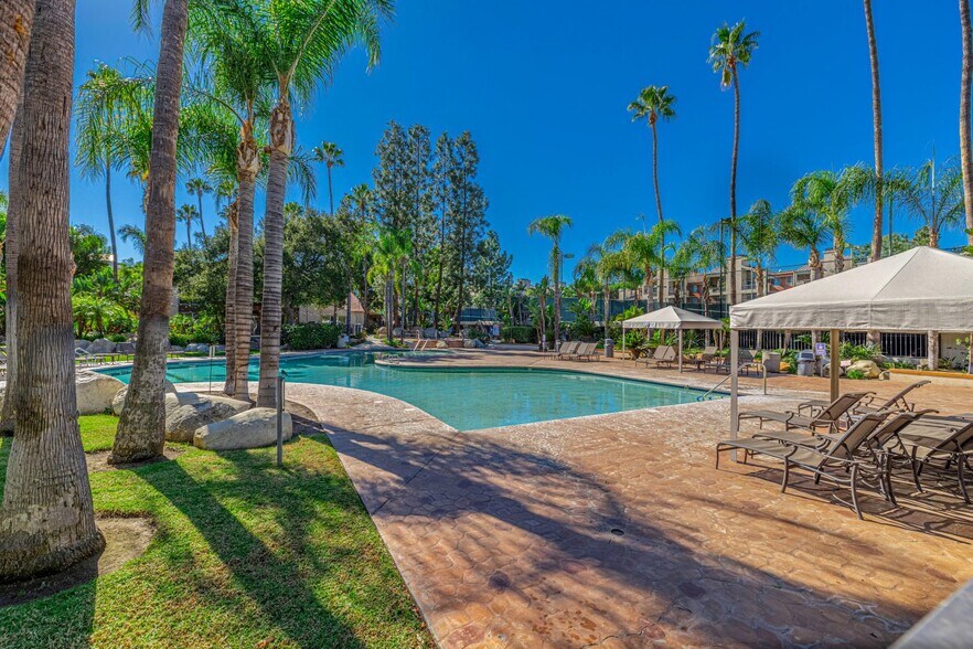 Building Photo - 5535 Canoga Ave
