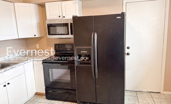 Building Photo - Spacious Townhome with Fenced Yard and Parking  / 1 Bed & 1 Bath / Pet-friendly / Available Now!