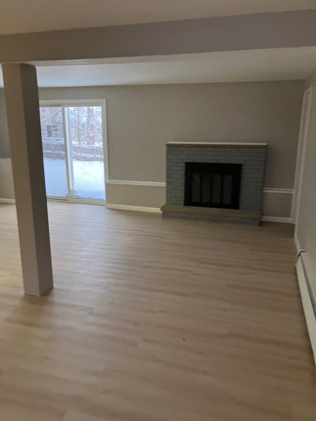 Building Photo - Clay/Cicero area 3 bedroom, 2 bath spit level ranch