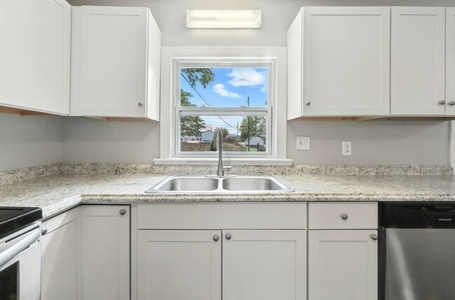 Building Photo - Spacious 3 bedroom home with finished base...
