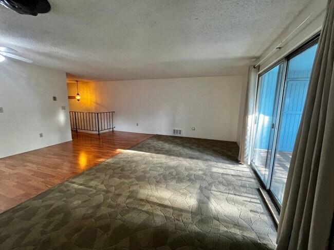 Building Photo - 1110 Shorewood Dr