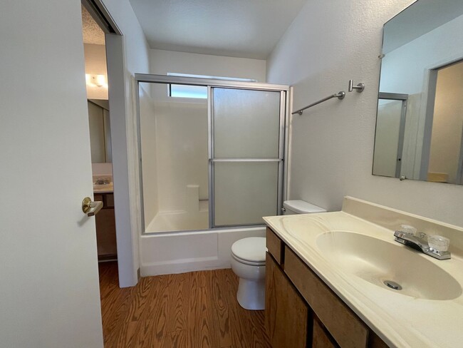 Building Photo - Upstairs 2 Bedroom 1 Bath Apartment in Ata...