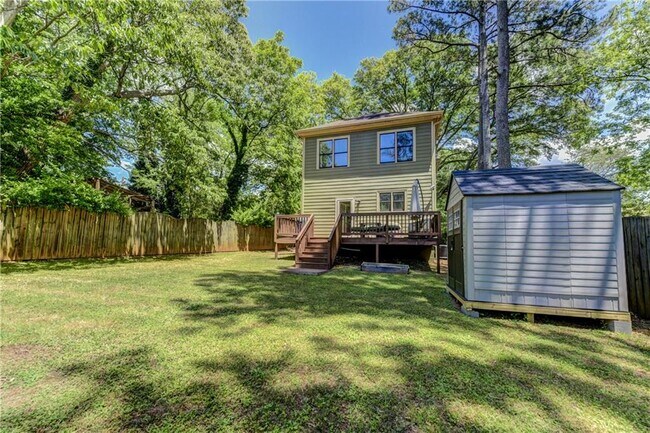 Building Photo - 1829 Sylvan Ridge Dr SW