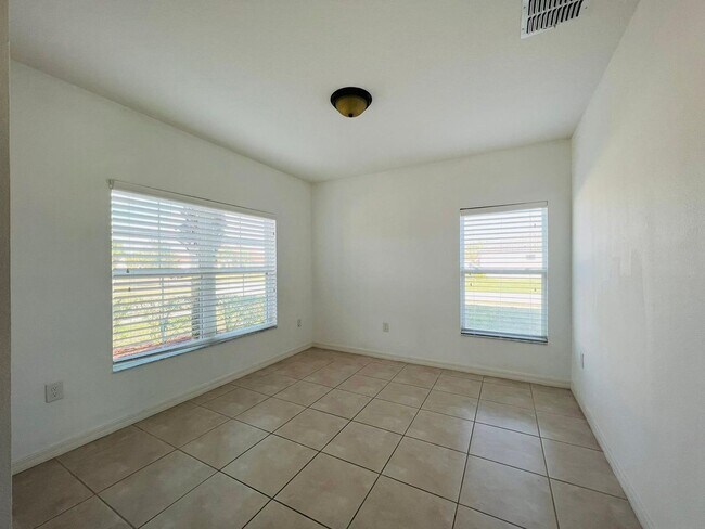 Building Photo - Luxury 5 Bedrooms 3 Bathrooms Single Family House For Rent