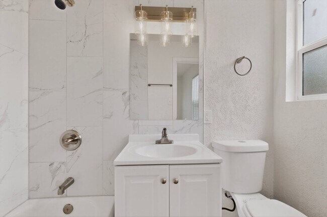 Building Photo - 714-714 Madison St NE