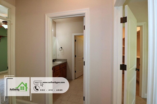 Building Photo - 4750 Pheasant Dr