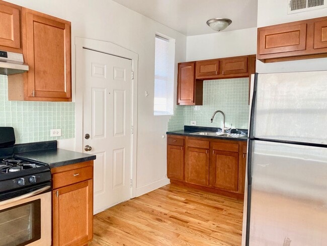 Building Photo - 806 N Bishop St