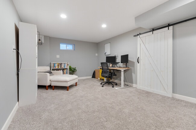 Building Photo - 328 S 14th St