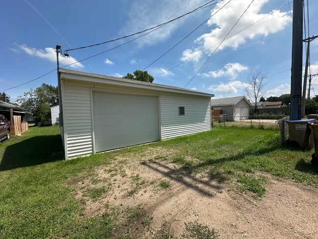Building Photo - 2 Bedroom Home