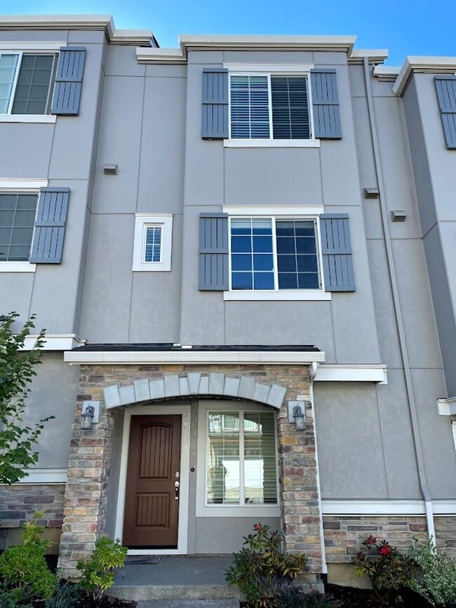 Primary Photo - Bethany Townhouse