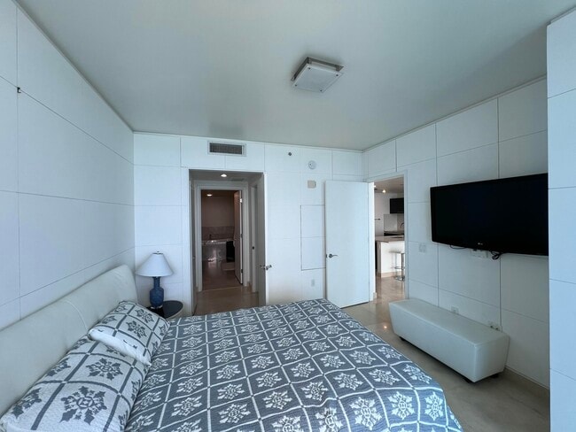 Building Photo - 17001 Collins Ave