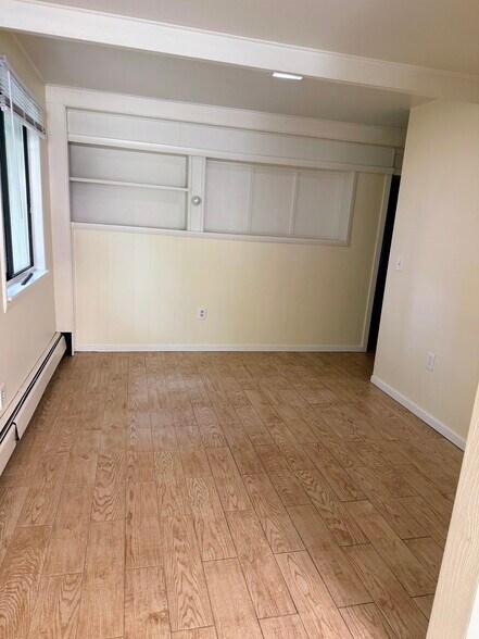 Building Photo - 4 Oak Ln