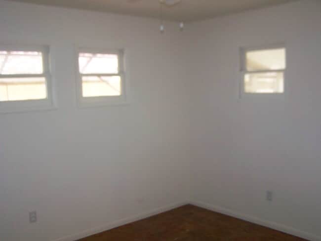 Building Photo - 2 Bed +1 Bath SINGLE FAMILY HOME + HUGE ba...