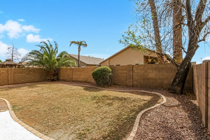Building Photo - 477 E Devon Dr