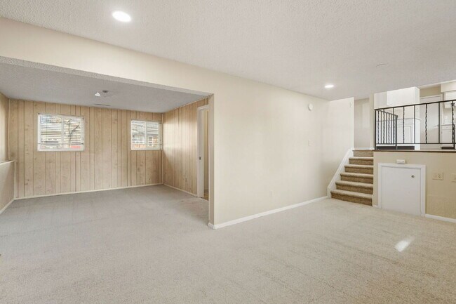 Building Photo - 1549 Sanderson Ave