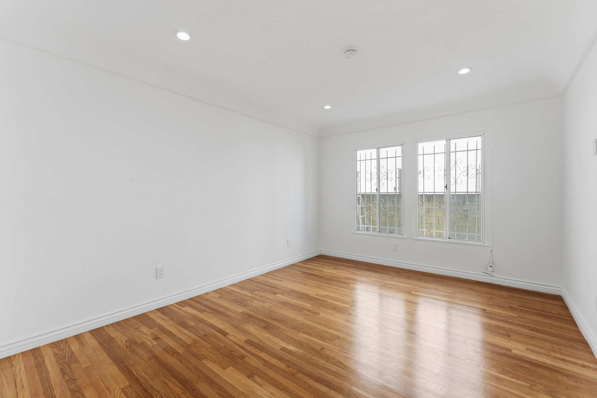 Building Photo - 824 S Holt Ave