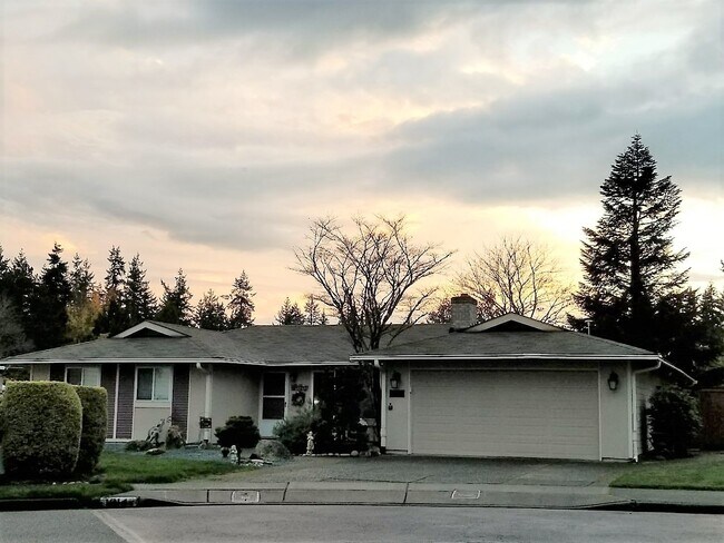 Building Photo - 1814 Whitman Ct NE