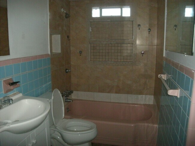 Building Photo - Pet friendly 2 bedroom cottage in Daytona Beach