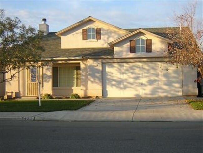 Primary Photo - NW home offering plenty of amenities, clos...