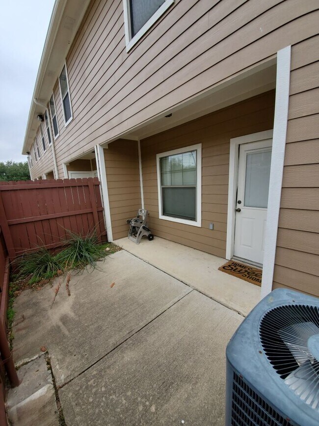 Building Photo - College Station - 2 Bed / 2.5 Bath / 2 sto...