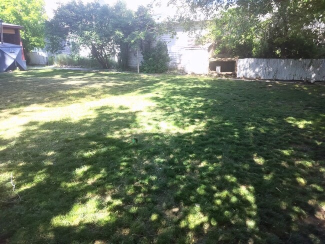 Building Photo - Charming 2-Bedroom Upper Duplex Unit in Ogden!