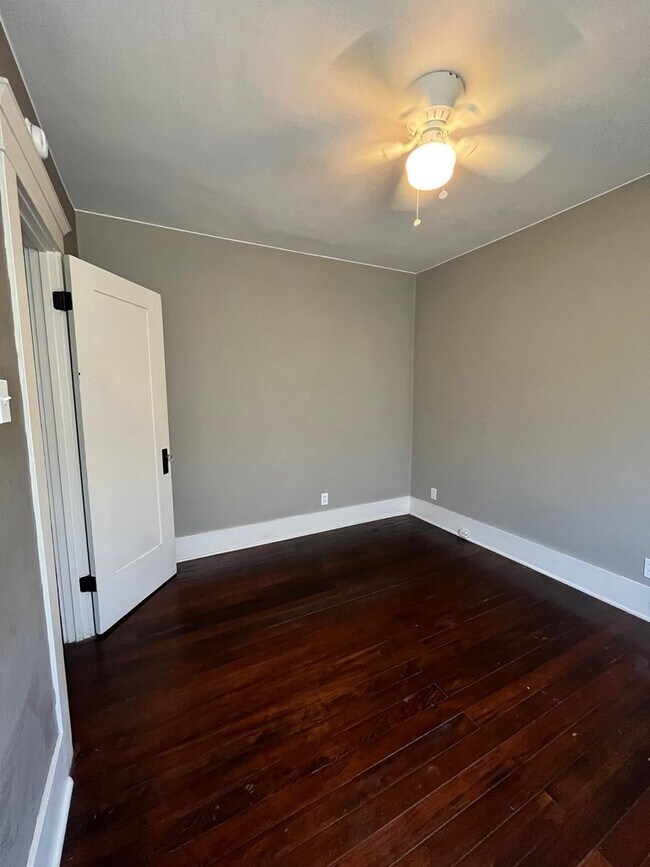 Building Photo - House: 2 Bedroom with Den , 2 Bath and pri...