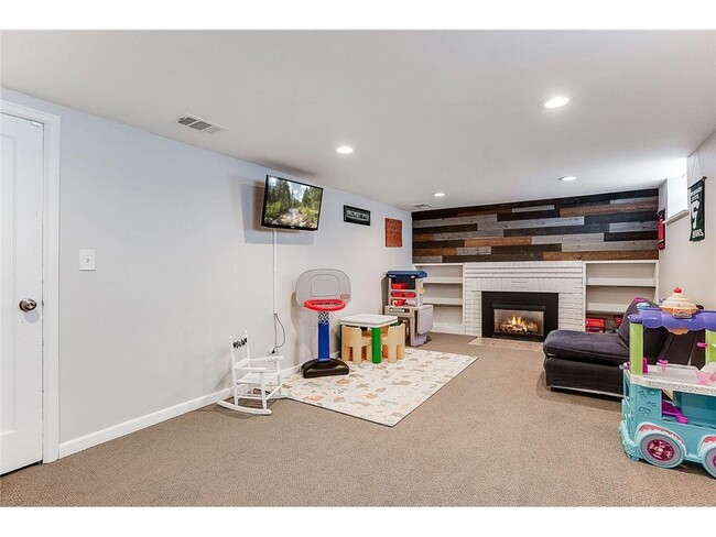 Building Photo - 1517 W 53rd St