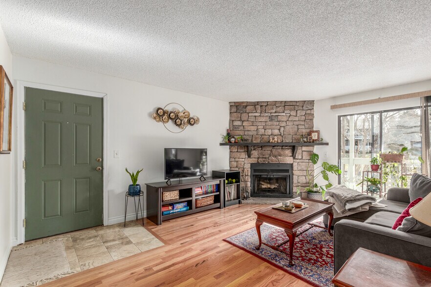 Building Photo - 8335 Fairmount Dr