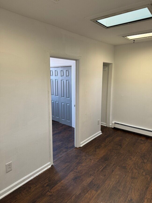 Building Photo - 424 E Girard Ave