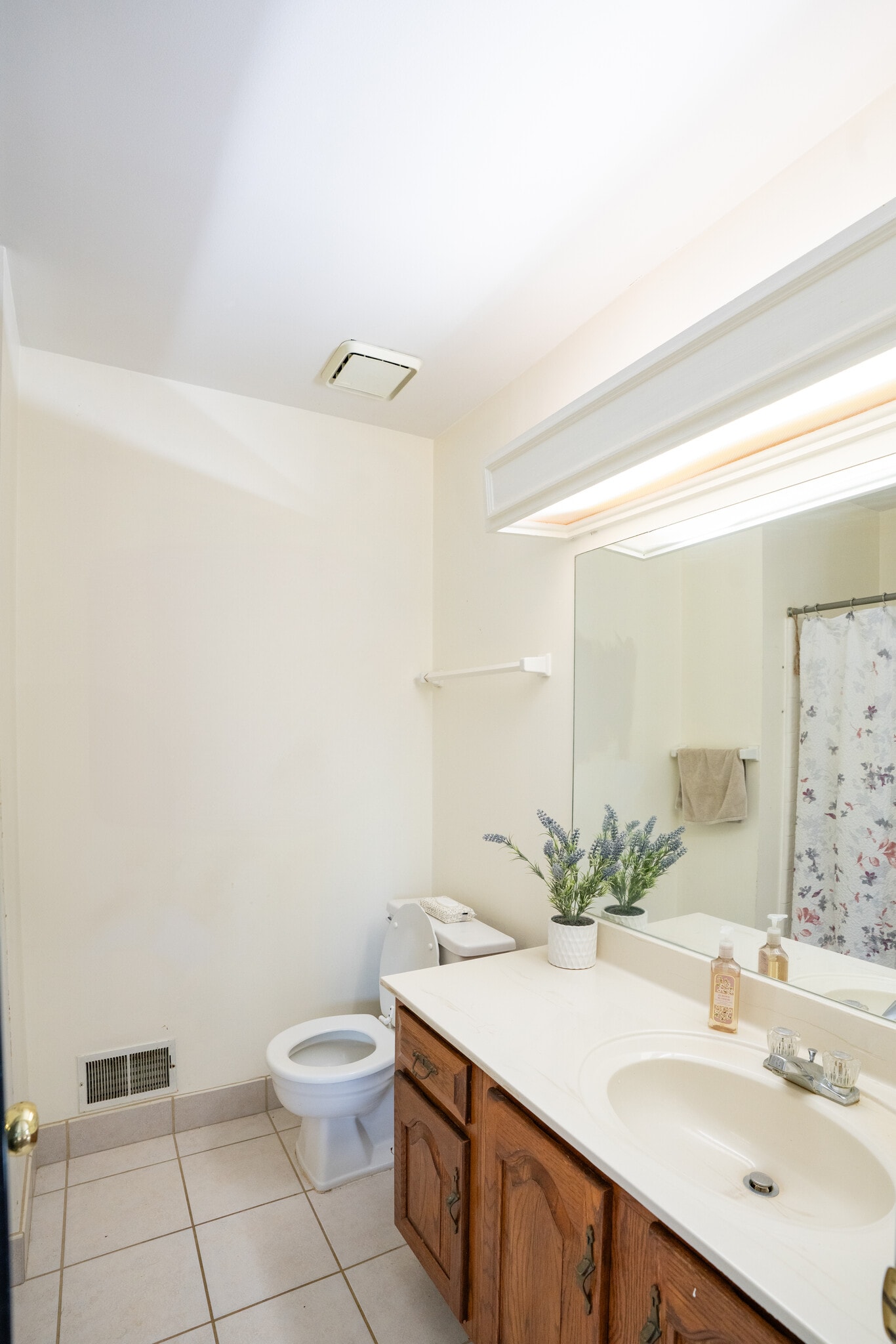 2nd Floor Bedroom Full Bathroom - 553 Salem Woods Dr SE