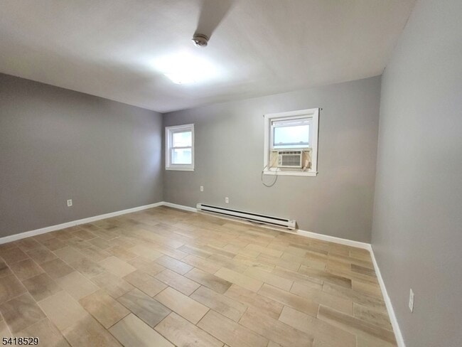 Building Photo - 423 2nd St