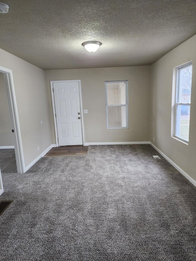 Building Photo - 2 Bedroom 1 Bath Home With 2 Stall Garage