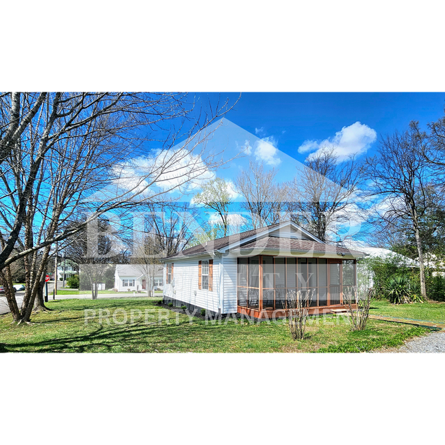 Building Photo - ADORABLE COTTAGE-STYLE HOME