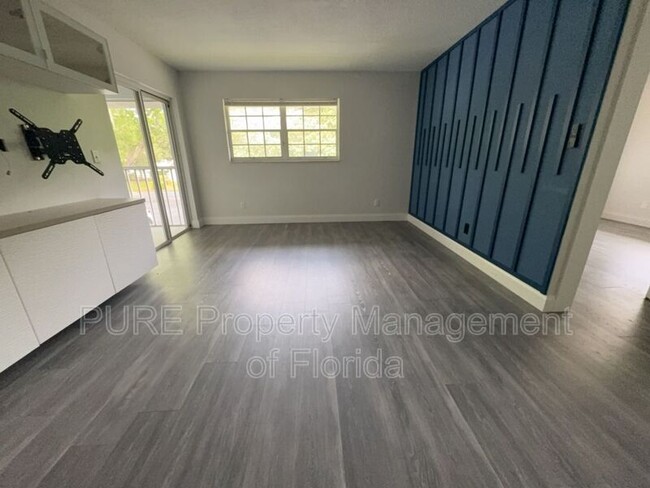 Building Photo - 454 Fairways Cir