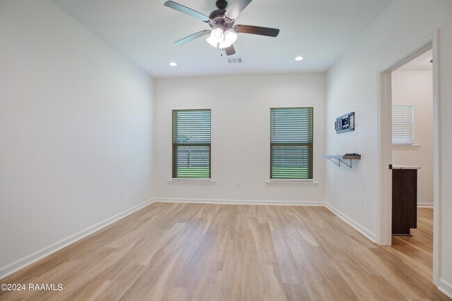 Building Photo - 524 Elwick Dr