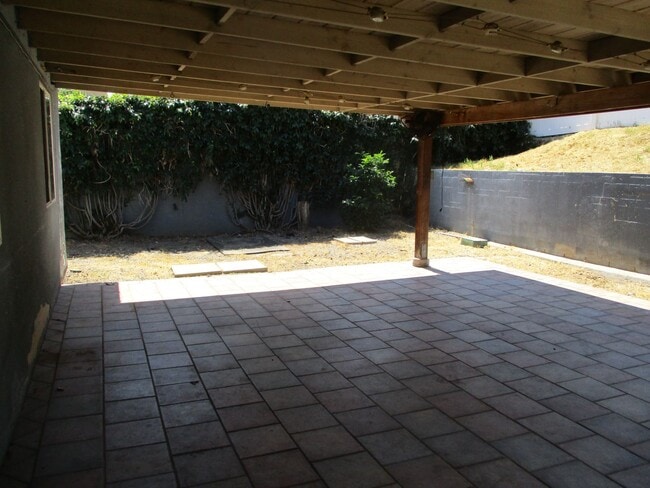 Building Photo - Classic & clean 3 bedroom 1.5 bath 1 story home