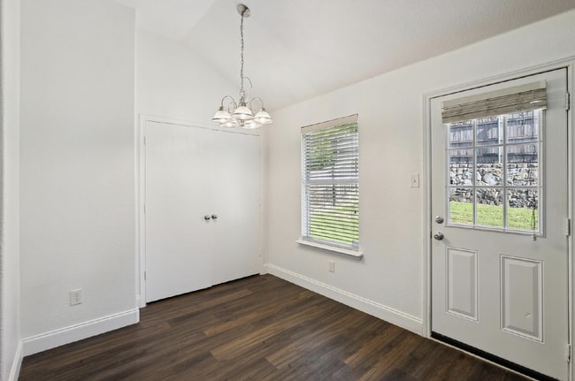 Building Photo - "Charming 3-Bedroom Home Just Minutes from Downtown Dallas!"